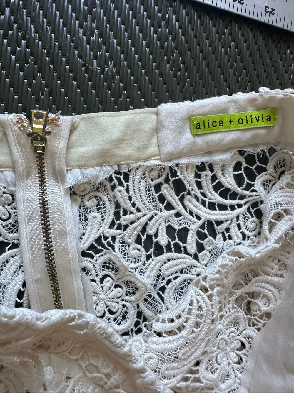 Alice + Olivia Ivory Lace Maxi Skirt Unlined Floral Guipure Sz 10 Formal - Picture 7 of 13